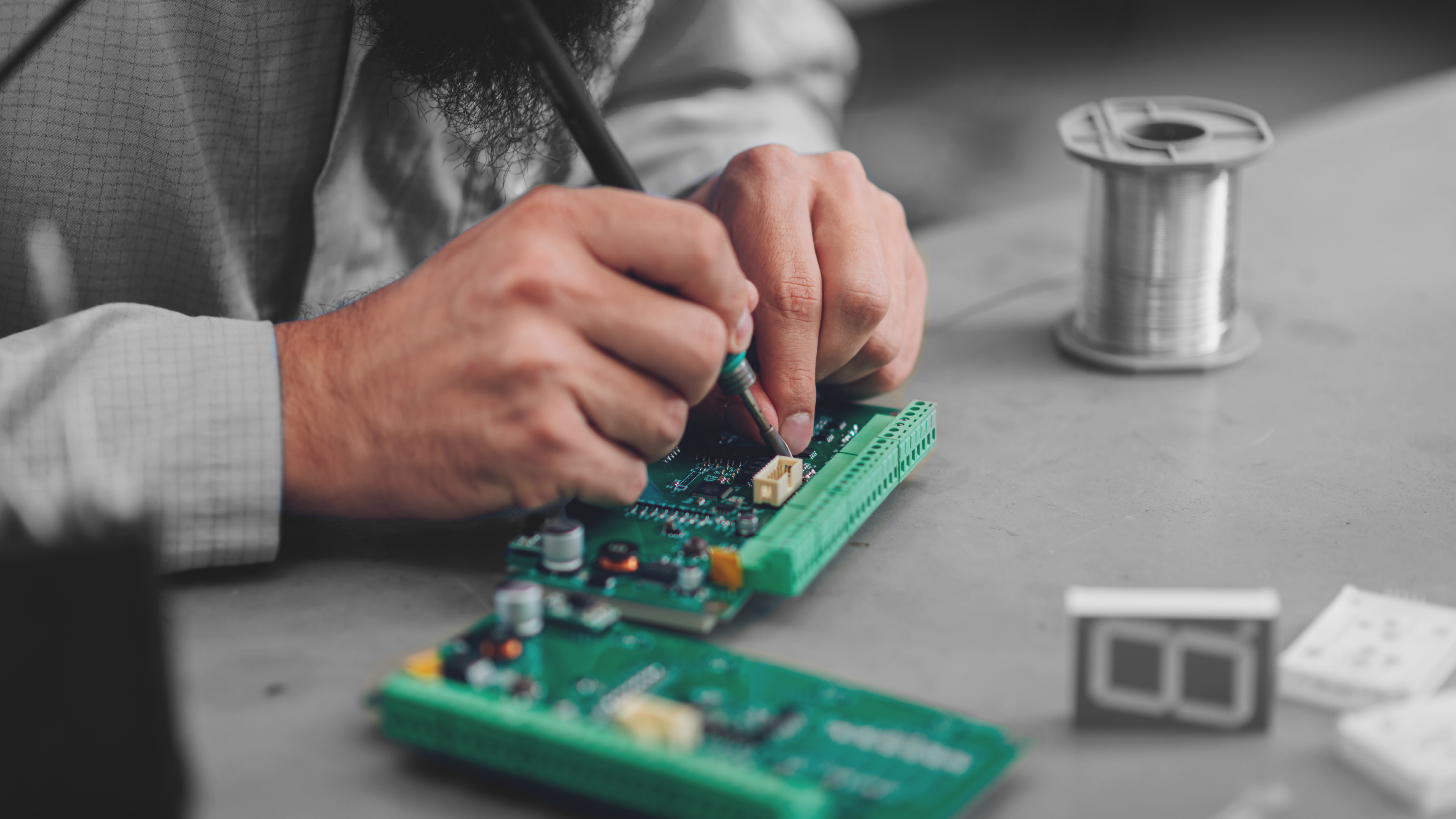 Imagen de hombre soldando una microchip