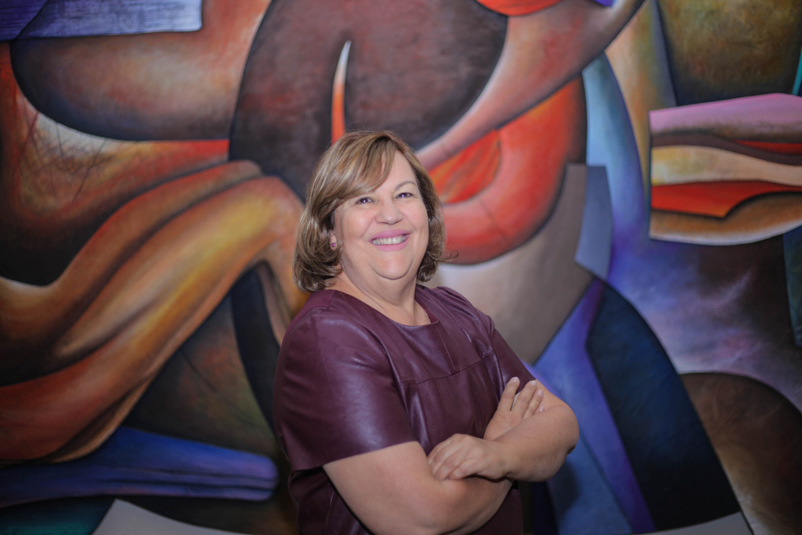 Imagen de Inés Guardia Rolando, Dirección General y Consultora Senior, sonriendo frente a un fondo colorido