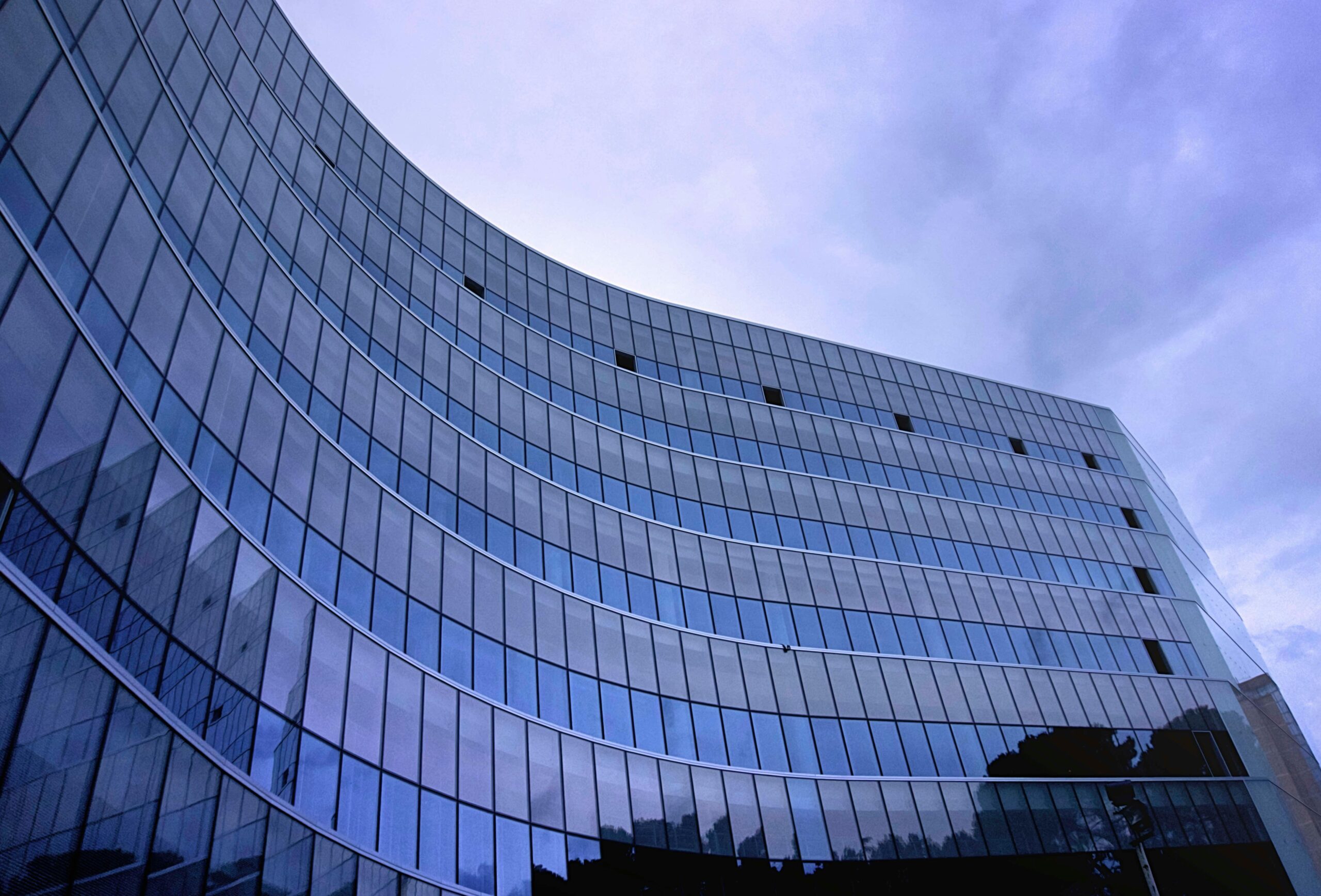 Imagen de un edificio con ventanas azules