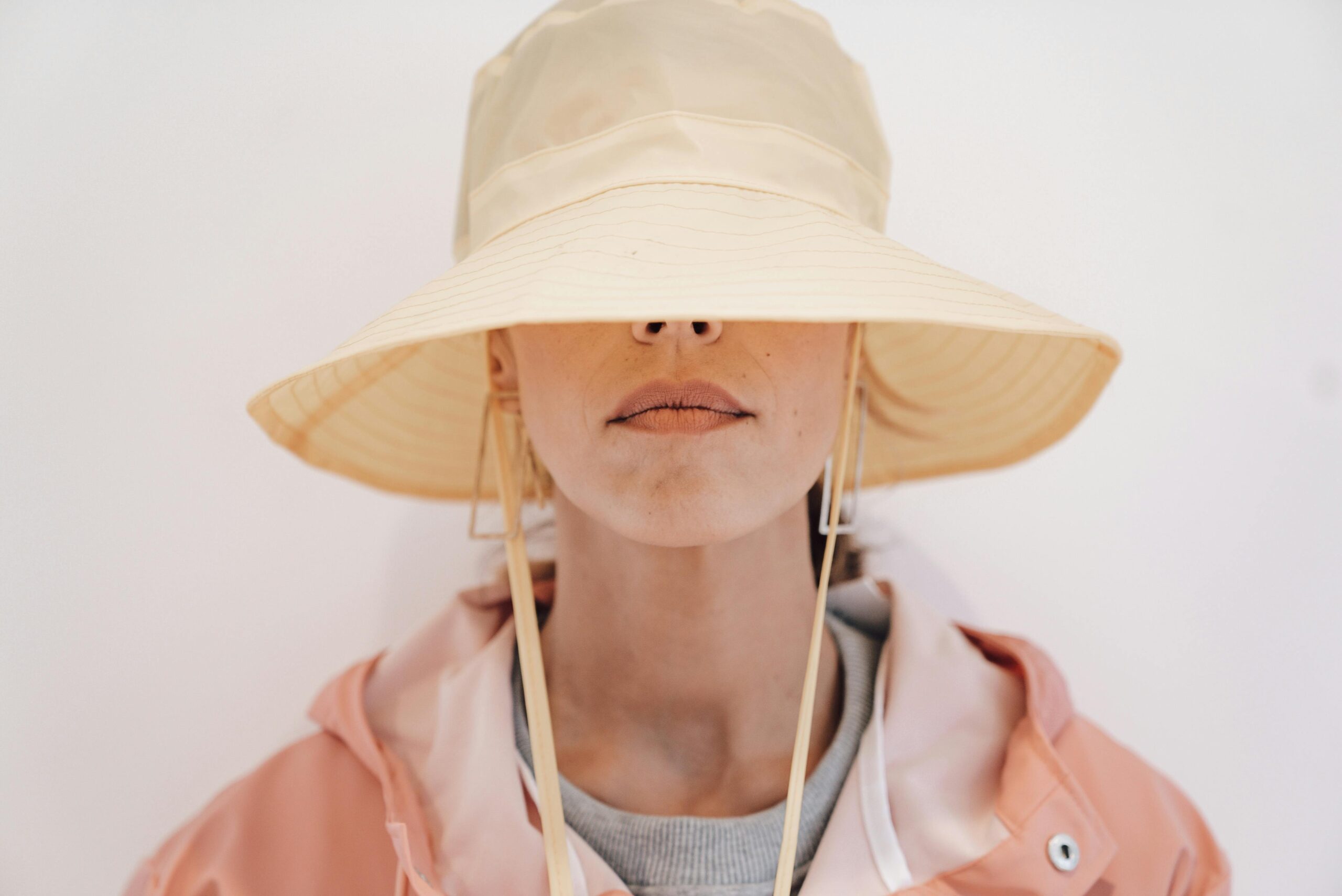 Mujer con gorra que le tapa los ojos