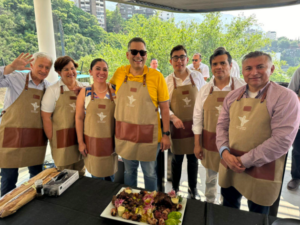 foto grupal mostrando un grupo de profesionales en reunion CANAMI y Guardia Consultores